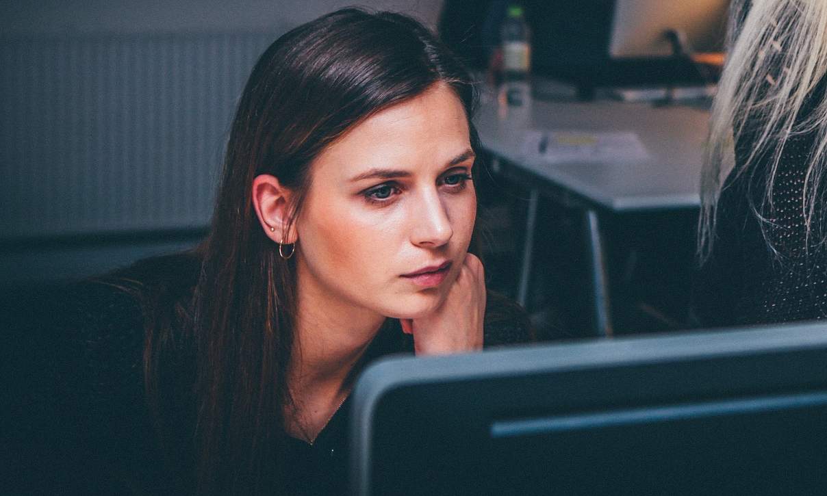 Chica-oficina-de-noche