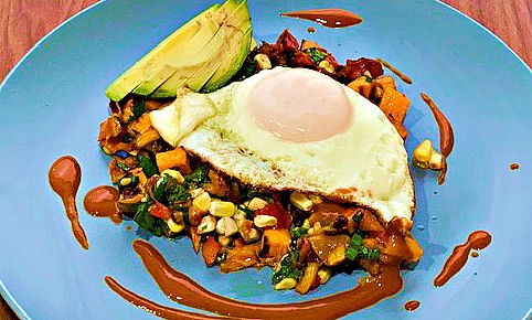 Salteado-de-batata-maiz-pimientos-y-huevo-BLOG