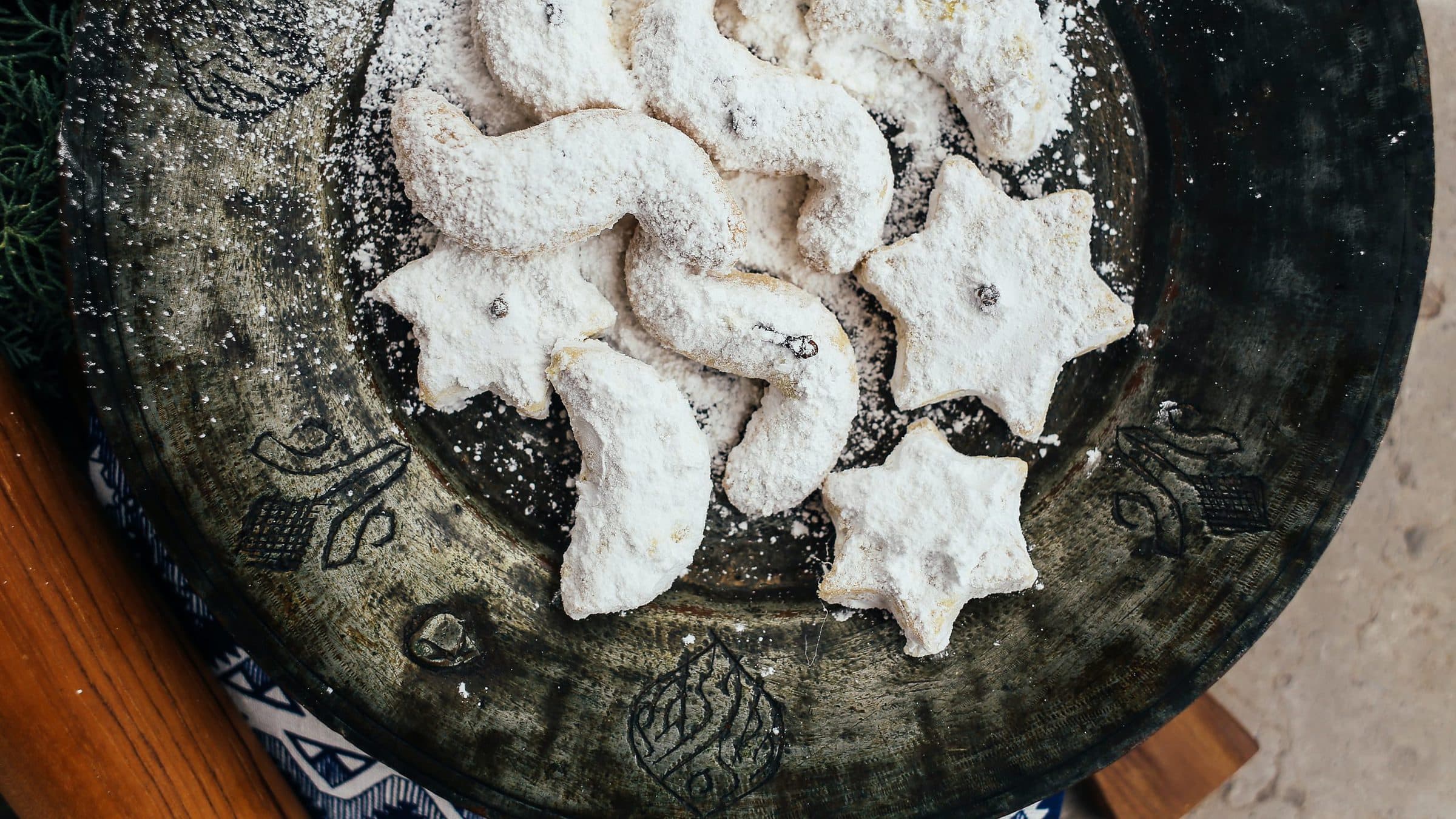 Teller mit Plätzchen und Vanillekipferln
