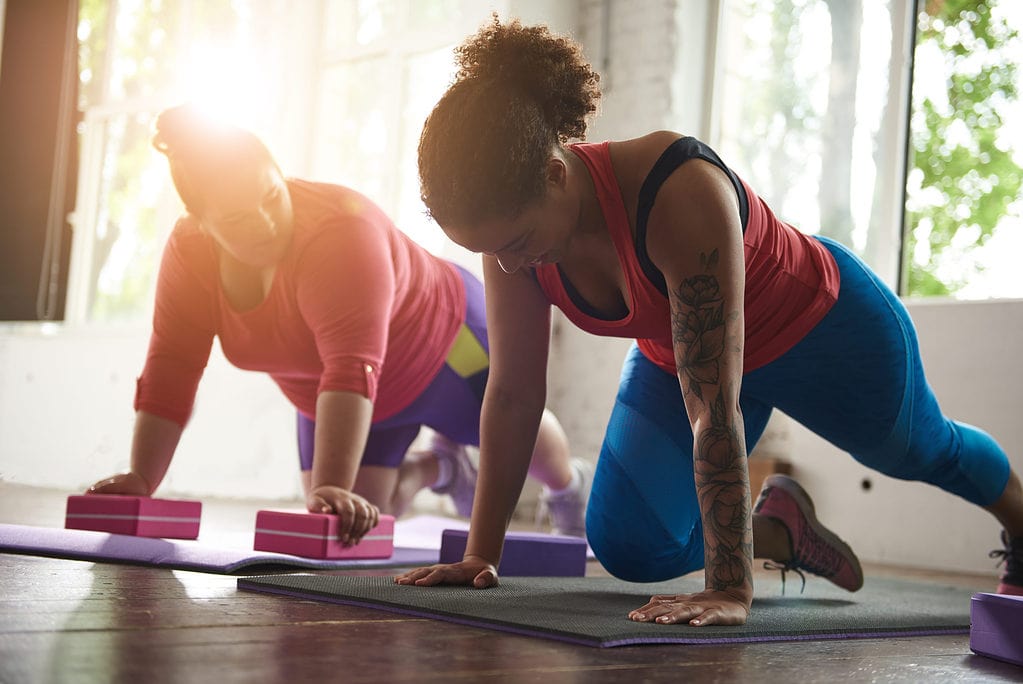 Zwei Frauen machen gemeinsam Yoga